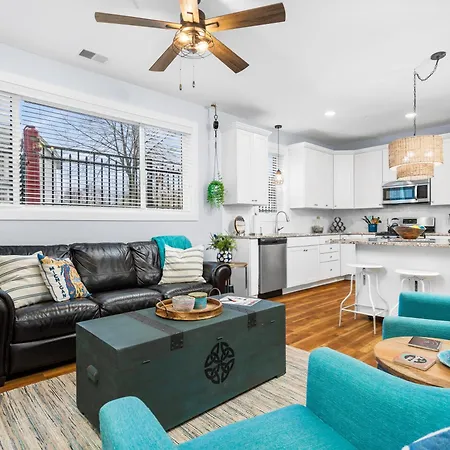 The Heart Of Tc 2Bdr Ground Floor Condo In Downtown Tc 2846